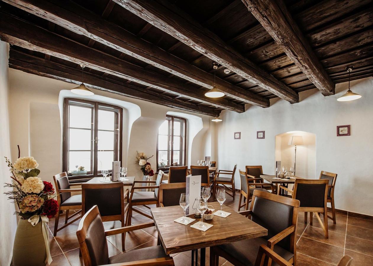 Penzion Vino Hruska Pardubice Exterior foto