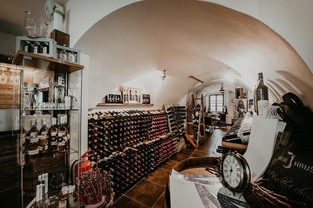 Penzion Vino Hruska Pardubice Exterior foto